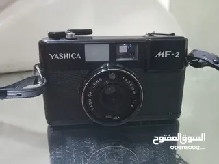  4 كاميرا ياشيكا يابانى بالجراب الاصلى بفلاش اضاءة  داخلى ببطارية وتستخدم افلام كما بالصور من 45 سنة