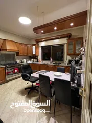  4 شقة طابق اخير مع روف بإطلالة مفتوحة في منطقة الكرسي للبيع من المالك مباشرة