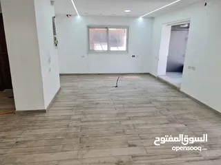  8 محل تجاري للايجار بالقرب من وسط البلد في مدينة الخليل مع واجهة بارزة على الشارع الرئيسي