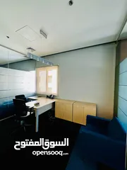  5 مكتب مميز مفروش بموقع مميز ومجمع فخم للايجار في عبدون