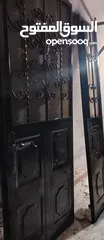  2 ابواب حديد عدد (2)  مستخدمة بحالة الوكالة حديد ثقيل ضرفتين ضرفة صغيرة وضرفة كبيرة