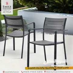  3 كرسي خارجي بهيكل معدني أسود مع مقعد وظهر باللون رمادي
