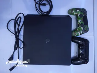  4 متوفر ps4مستعمل نضافة 85٪ بدون كارتونة ويدات اثنين مثل ماموضح بالصور كل ملحقاته موجوده ماعد(فيشه HD)