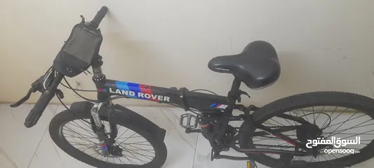  1 land rover cycle with helmet