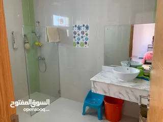  12 فيلا + شقة علويه للبيع بمواصفات راقيه في منطقة المعبيلة السابعة