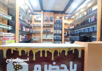  1 للبيع ديكور محل عسل   ديكور رقم واحد. يصلك لك حاجه   السعر. فقط. مليون ريال يمني.