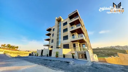  6 شقة أرضية 210 م مع ترس ومدخل مستقل، جديدة لم تسكن مطلة مباشرة على طريق المطار بالقرب من فندق اوبال.