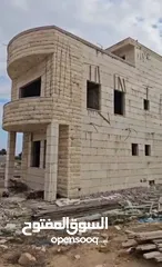  11 فيلا مكونة من طابقين مع بركة مع قطعة أرض للبيع