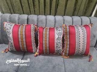  2 كوشات ومقاعد ديباج وقواعد ومفارش حسب الطلب.. خياطه منزليه...