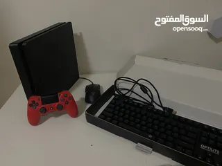  1 بلايستاشن 4 slim بحالة ممتازة مع يد تحكم و ماوس و كيبورد gaming من نوع fantech