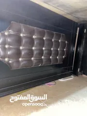  5 مكتب للشركات خشب اصلي مستعمل يوم واحد بحاله جديده و مكتب صغير يوجد معو