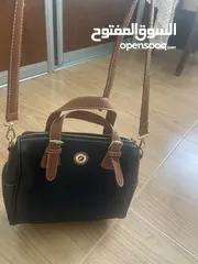 10 شنتة/ شنطة/حقيبة نسائية جديدة لم يتم استخدامها في حالة ممتازة، اسود و بني و معها حبل طويل و قصير.