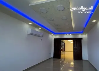  1 شقة  فارغه للايجار في رام الله //شارع القدس الرئيسي  بالقرب من كازية السويس