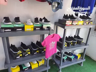  1 محل ألبسه للبيع مع كافة مستلزمات وديكور ولبضاعه او بيع الديكور ولبضاعه بدون المحل