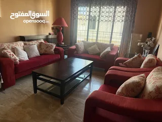  1 كنب مستعمل وطاولة في حالة جيدة وكنب هزاز وتلفزيون وطاولة تلفزيون والسعر قابل للتفاوض