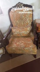  4 طقم جلوس مصري 7مقاعد طاولات وسط 1 كبير 2 صغار نظيف بحالة الوكالة ولا اي ضرر خشب إسفنج قماش نظيف جدا