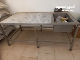  3 طاوله ستانلس غذايه مع رخام بحاله ممتازه متر في مترين مع حوض ستانلس