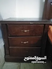  5 غرفة نوم للبيع مستعمل بحالة جيدة مكونة من سرير مع الفرشة و 2 كومادينة و دسوار بدون خزانة