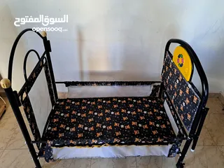 2 سرير طفل ب15دينار مع مقعد تغيير مع موسيقى