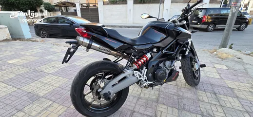  5 دراجة ابريليا 750 cc بحالة ممتازة 2016 ماشية 24000 فقط مالك ثاني صيانة دورية في الشركة 3200 دينار