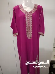  1 قفطان مغربي مطرز يعتبر القفطان واحداً من اللباس التقليدي المغربي، بطابعه التراثي والعصري،