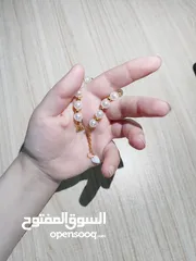  10 ميداليات واساور وتوزيعات أعراس وحقائب من الخرز