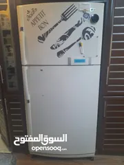  1 ثلاجه LG تعمل بشكل ممتاز و واسعه جداً من الداخل ونظيفه