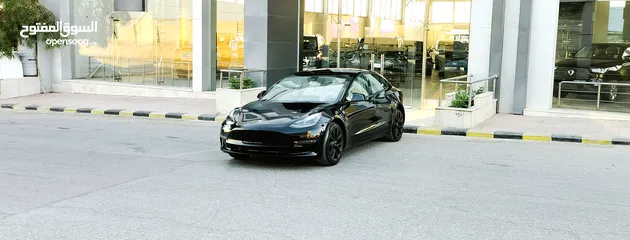  8 تيسلا 2023 model 3 فحص كامل اوتوسكور لون اسود ملوكي داخلي ابيض بحالة الوكالة للبيع بسعر لقطة ومحرووق