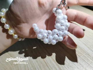  3 ميداليات واساور وتوزيعات أعراس وحقائب من الخرز