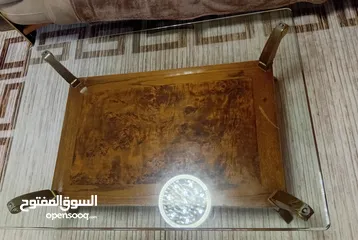  7 طاولة زجاجية مع قاعدة خشبية(خشب طبيعي) يوجد خدوش