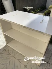  4 ميز عرض المنتجات وجهين اربع قطع موجودات في البيت