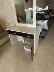  2 Dressing table with mirror