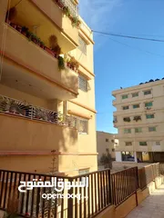  12 شقة للبيع في الزرقاء شبه طابق ارضي خمس درجات للطابق الاول موقع مميز، الله يطرح البركة لصاحب النصيب.