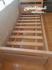  2 سجادة وسرير اطفال خشب للبيع