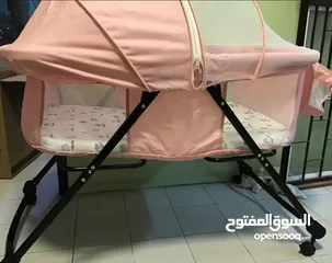  8 سرير أطفال مميز وعصري  تصميم ثابت وآمن مع عجلات لسهولة التحريك والتثبيت الوانه :أزرق، زهري، سكني