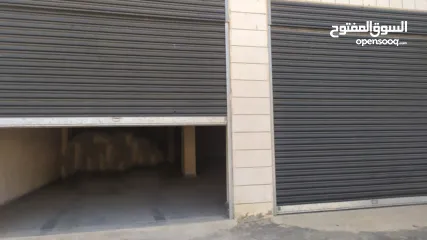  3 مخازن للايجار بالقرب من دوار عزموط على الشارع الرئيسي  مساحة 140 متر مربع