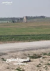  2 القسطل 550 متر عن طريق المطار . مساحه 500 متر مربع سكن  ج
