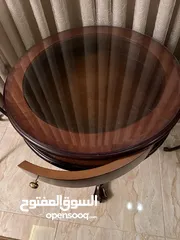  2 طاوله  من ميداس خشب زان مع قشره بلوط  قحوط خفيفه بحاله جيده خشب  ثقيل يوجد فيها  باب سحب  مع زجاج
