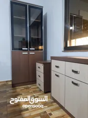  8 مكتب مع خزانه وكراسي وطاولات بحالة الوكاله فخم