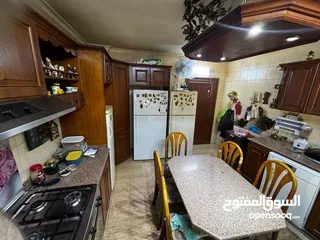  7 مطبخ خشب بلوط صولد بحاله جديده مساحة المطبخ 4×5 لون بني