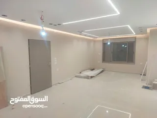  17 للايجار شقه ارضيه مدخل مستقل مع ساحه 200 متر