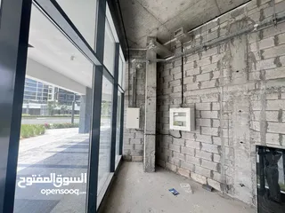  4 محل بالقرب من برج خليفه منطقه حيويه