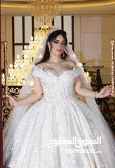  1 فستان من تصميم مصممة الازياء منى البجالي