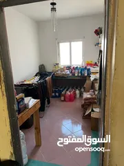  10 منزل عائلة مستقل طابق ثاني مدخل مشترك للبيع بسبب الرحيل مع عفش واثاث ومطبخ كامل