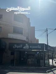  4 مجمع تجاري في وسط إربد عبارة عن محلات وشقق مع تسوية