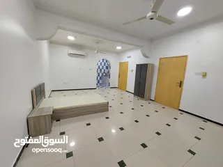  7 غرفة ماستر مفروشة فالدور الأرضي مع مطبخ تحضيري بالقرب من مستشفى السلطاني..