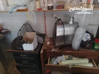 3 ثلاجة عرض ثلاجة دلي فريزر عدد2 ماكينات فرم لحمه عدد 2 وميزان