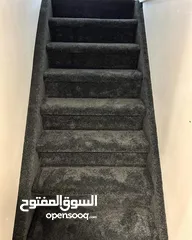  1 فني تركيب جميع أنواع الموكيت-فني تركيب أرضيات باركيه خشب-تركيب أرضيات bvc-عشب صناعي -بلاط موكيت