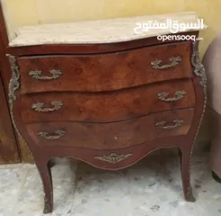  1 بيرو مصري خشب قديم سطح رخام ملبس بنحاس عالجوانب بحال جيد جدا والشكل روعة