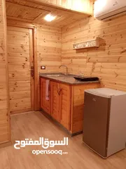  15 كوخ خشبي غرفتين نوم وصالون وحمام ومطبخ وثلاجه وشاشه ومكيف وغاز وساحه خارجيه مع اطلاله مميزه